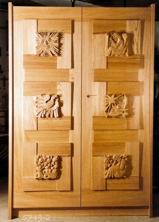 Geschnitzter Schrank